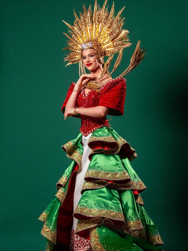 &quot;Мисс Беларусь&quot; Алена Кучерук в национальном костюме на конкурсе &quot;Мисс Вселенная&quot;.Оригинальный наряд для белоруски в цветах государственного герба и флага создал дизайнер Дмитрий Титушкин. - Sputnik Беларусь