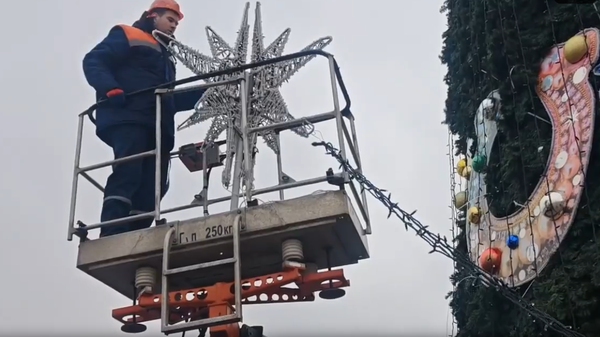 На одной из самых эффектных елок Минска установили звезду (видео) - Sputnik Беларусь