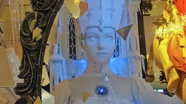 Снежная королева высотой с пятиэтажку появилась в одном из ТЦ Минска (видео) - Sputnik Беларусь