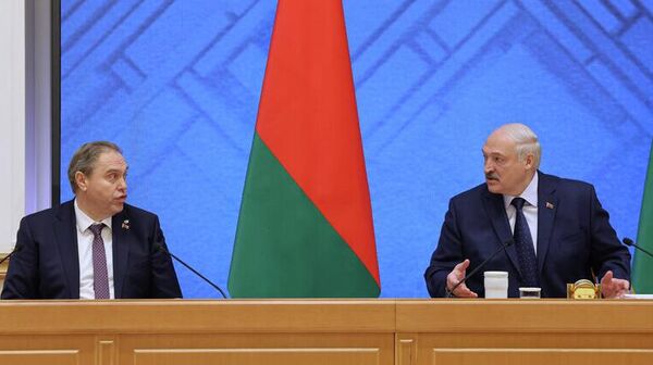 Руководитель НАН Владимир Караник и президент Беларуси Александр Лукашенко (слева направо) Руководитель НАН Владимир Караник и президент Беларуси Александр Лукашенко (слева направо) - Sputnik Беларусь