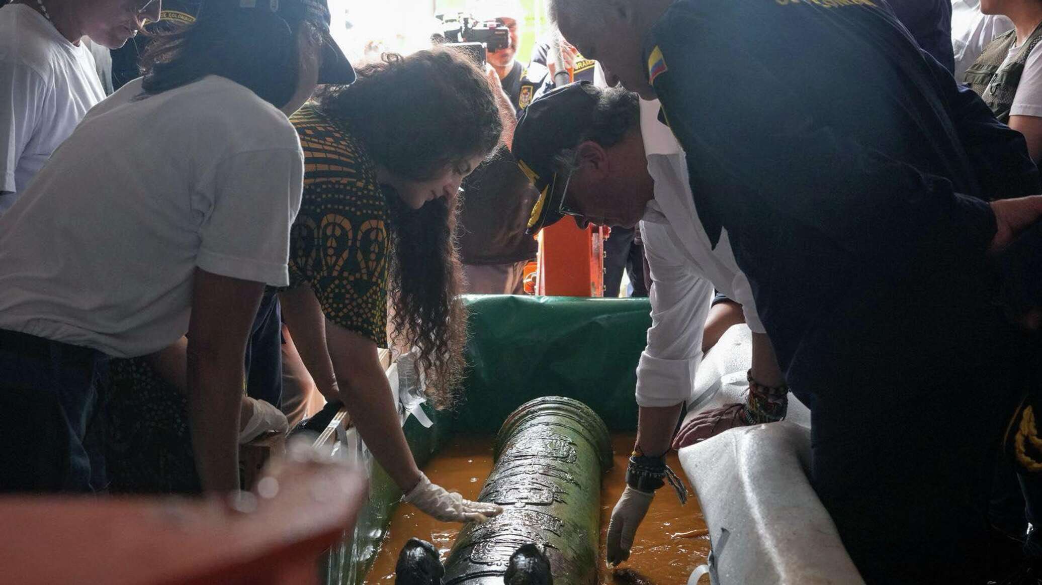 Археологи подняли с «золотого галеона» в Колумбии пушку, чашку и три монеты