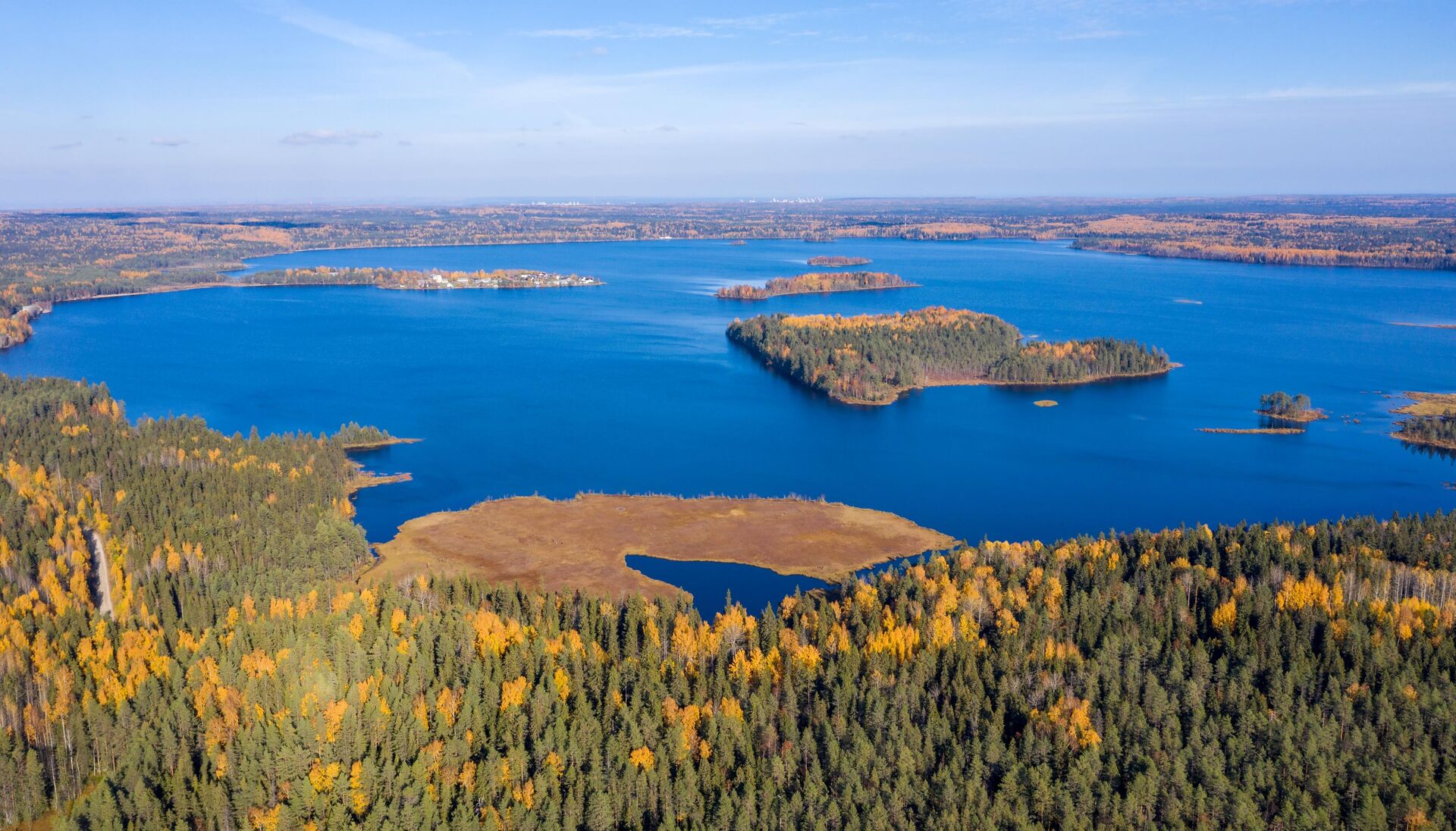 Озеро Лососинское и болота в Прионежском районе в Карелии