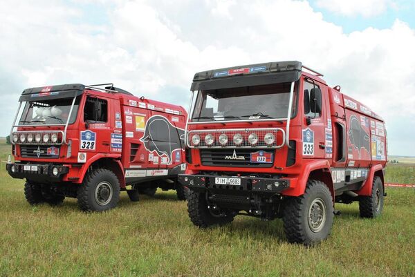 У наступным годзе ўжо ў афіцыйным статусе заводскай каманды &quot;МАЗ-СПОРТаўто&quot; выставіла на &quot;Шаўковы шлях&quot; два грузавікі, і абодва яны таксама даехалі да фінішу. - Sputnik Беларусь