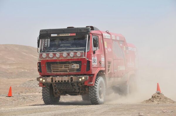 Затым надышоў час &quot;Дакара&quot; – самага складанага і небяспечнага ралі-рэйду планеты, у якім у грузавым заліку традыцыйна перамагалі расіяне на КамАЗах. Беларусы выставілі на &quot;Дакар-2012&quot; два экіпажы. - Sputnik Беларусь