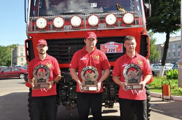 Калі поспеху ў &quot;Шаўковым шляху&quot; каманда дасягнула амаль адразу – першую &quot;бронзу&quot; экіпаж Сяргея Вязовіча, Дзмітрыя Віхрэнкі і Аляксандра Палішчука заваяваў ужо ў 2013-м... - Sputnik Беларусь