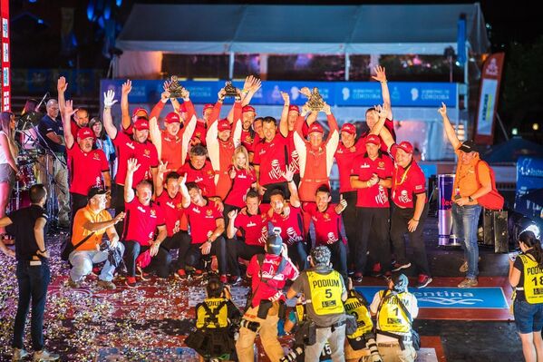 ...то поспех у &quot;Дакары&quot; каманда святкавала праз шэсць гадоў пасля першага старту ў ралі-рэйдзе – у 2018 годзе Сяргей Вязовіч, Павел Гаранін і Андрэй Жыгулін сталі другімі, прайграўшы толькі Эдуарду Мікалаеву на КамАЗе. Ззаду засталіся знакамітыя каманды на грузавіках Iveco, Hino, MAN і Tatra, а таксама астатнія экіпажы &quot;КАМАЗ-МАЙСТАР&quot;. - Sputnik Беларусь