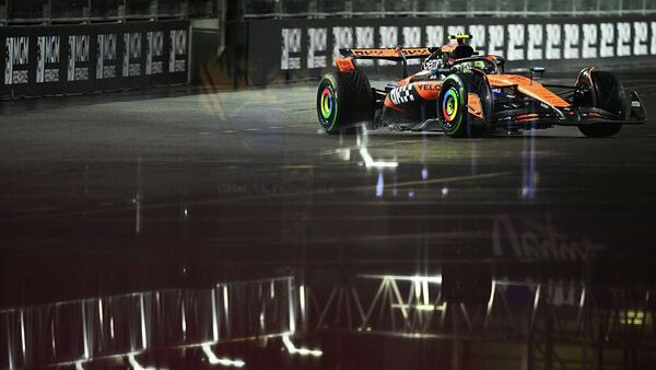 Британский пилот McLaren Ландо Норрис выиграл квалификацию в рамках Гран-при Формулы-1, который проходит на трассе в Лас-Вегасе. - Sputnik Беларусь