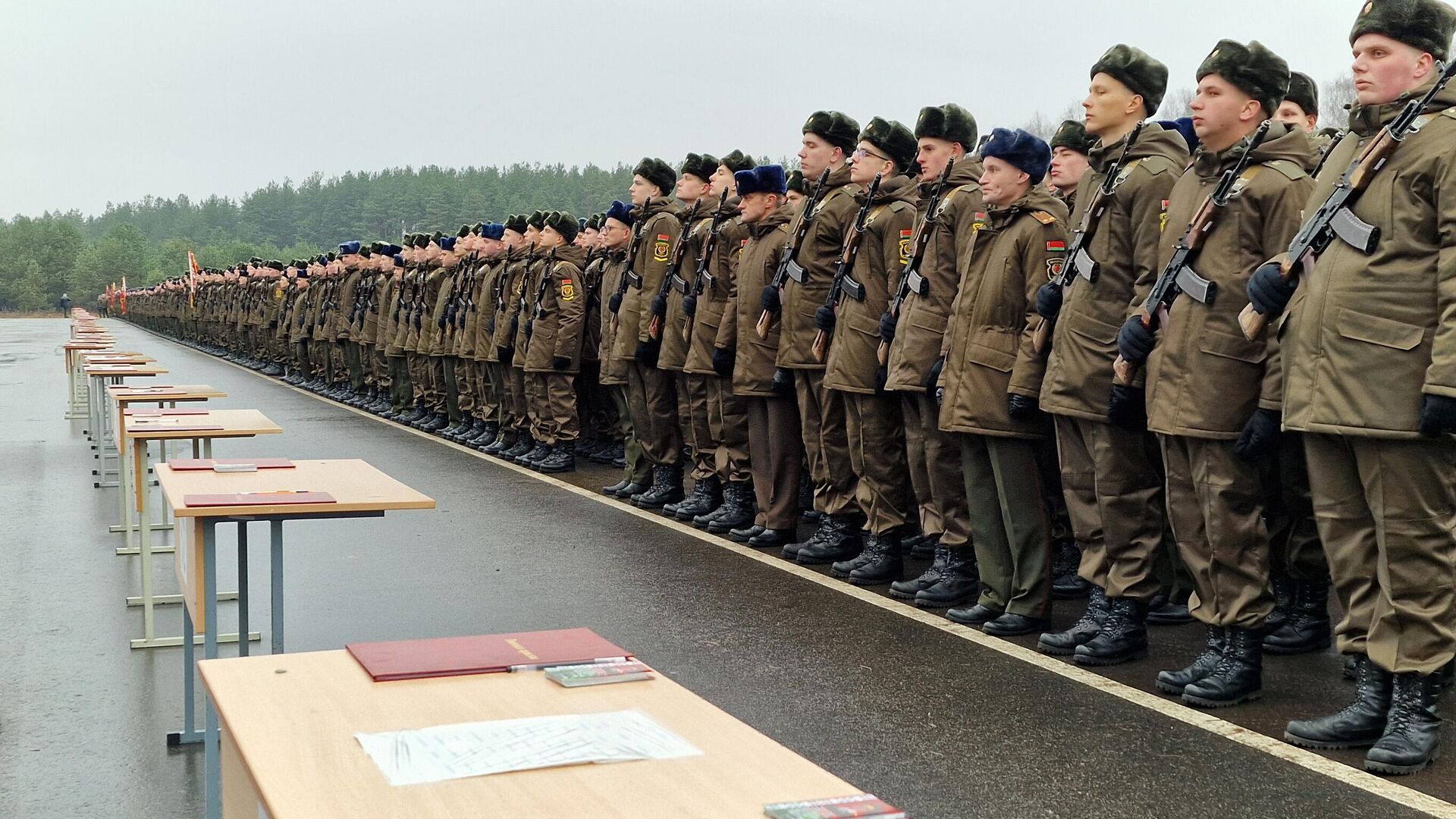 Более двух тысяч новобранцев приняли присягу в Печах (фото)
