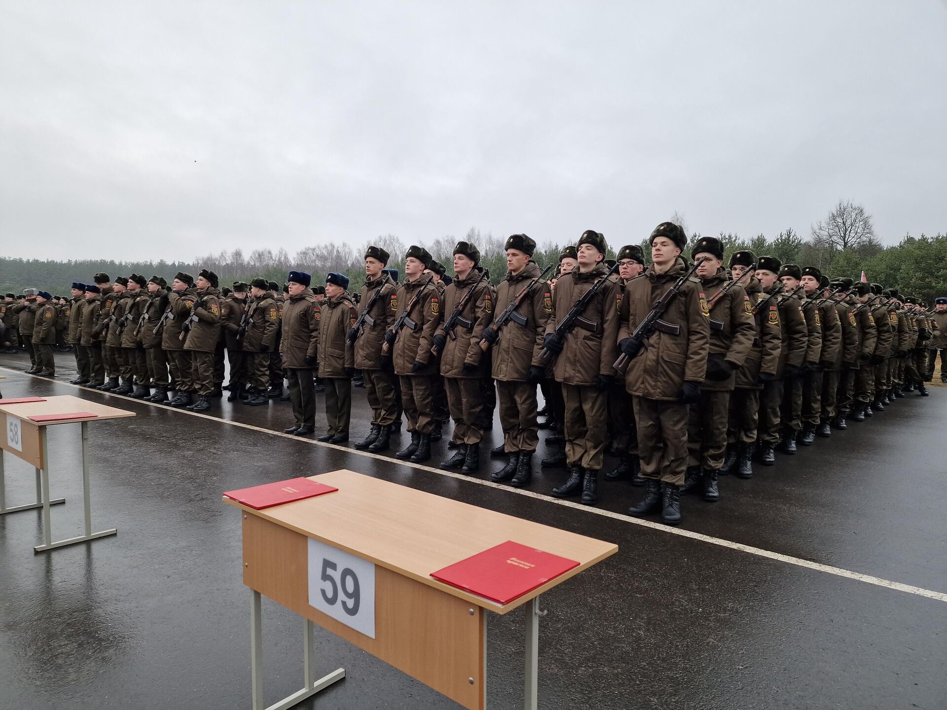 Более двух тысяч новобранцев приняли присягу в Печах (фото)