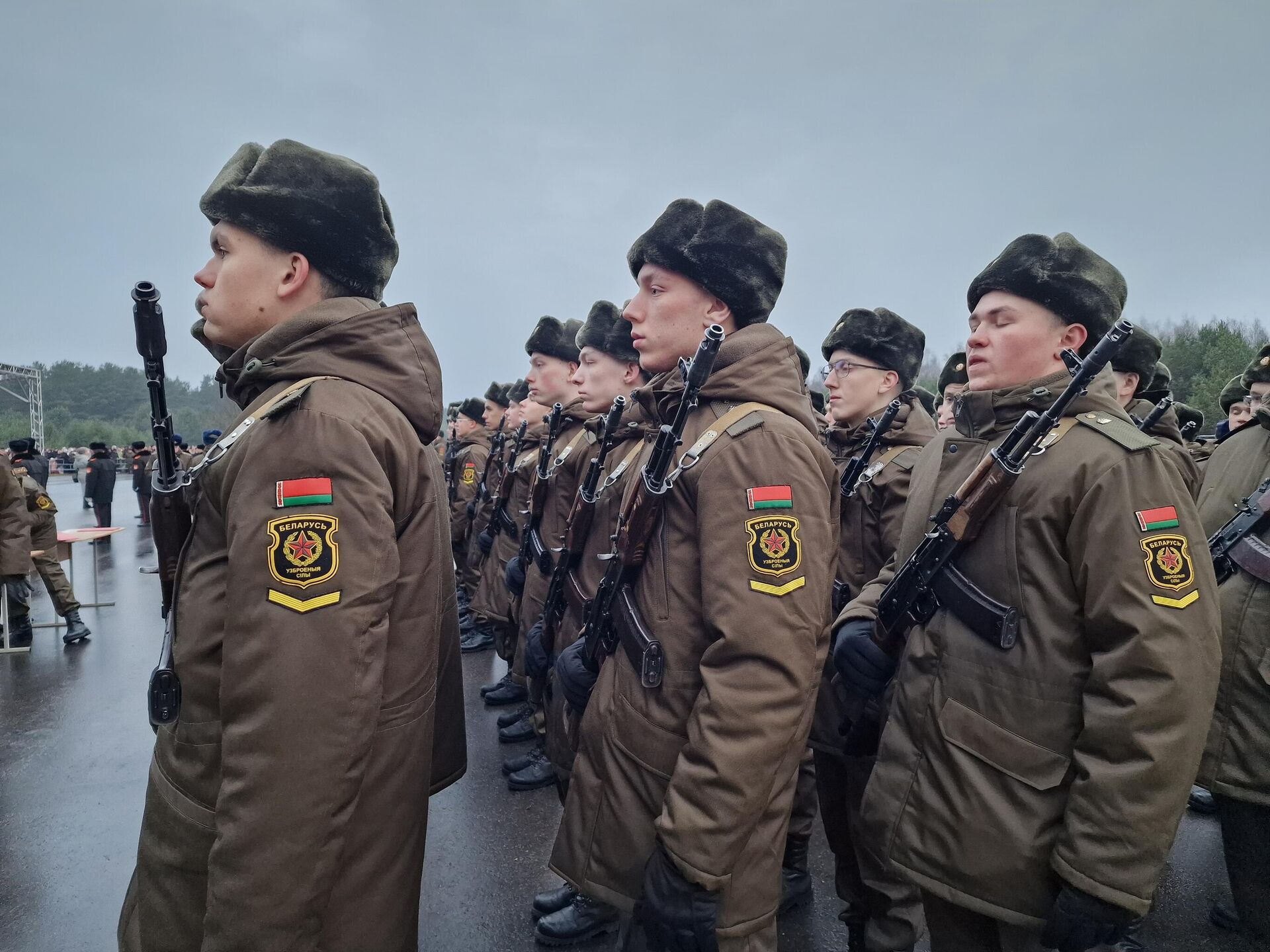 Более двух тысяч новобранцев приняли присягу в Печах (фото)