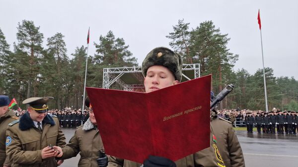 Торжественно клянусь: как новобранцы принимали присягу в Борисове (видео) - Sputnik Беларусь