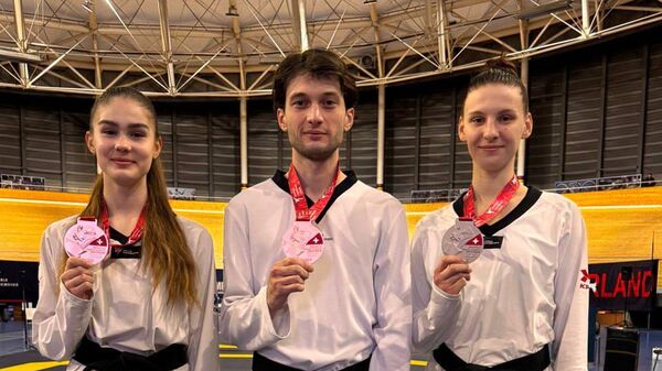 Белорусские тхэквондисты Струнец Мария, Георгий Гурциев и Юлия Витко  - Sputnik Беларусь