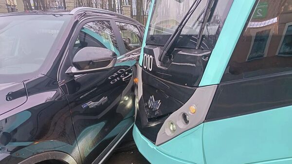 Легковушка и трамвай столкнулись в Минске - Sputnik Беларусь