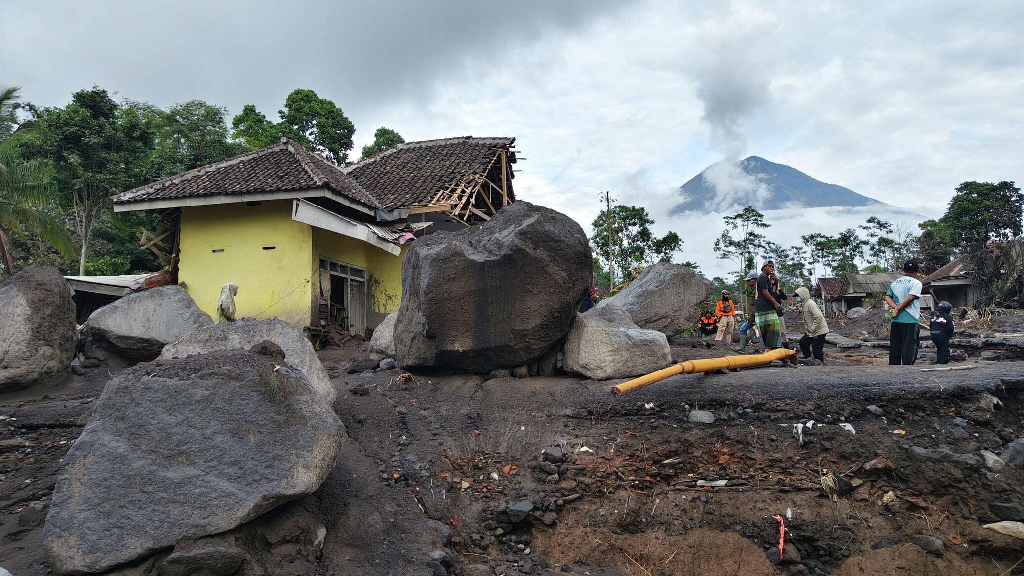 Сотни людей эвакуированы из-за активности вулкана Семеру в Индонезии