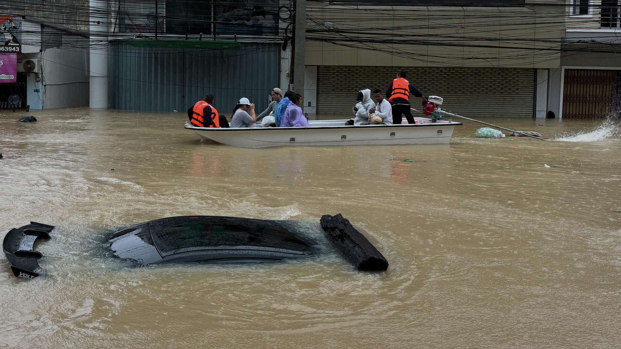 Эвакуация туристов из-за наводнения проходит в ряде районов Таиланда