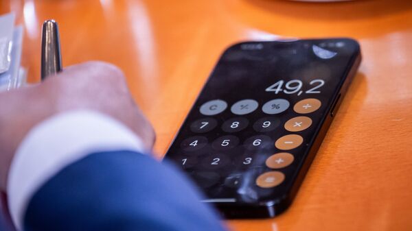 Мобильный телефон с калькулятором - Sputnik Беларусь