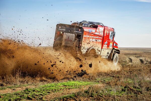 І напярэдадні 15-годдзя каманда зрабіла сабе падарунак і заняла першыя тры месцы бахі &quot;Вялікі стэп&quot; – гэта завяршальны этап чэмпіянату Расіі па ралі-рэйдах. - Sputnik Беларусь