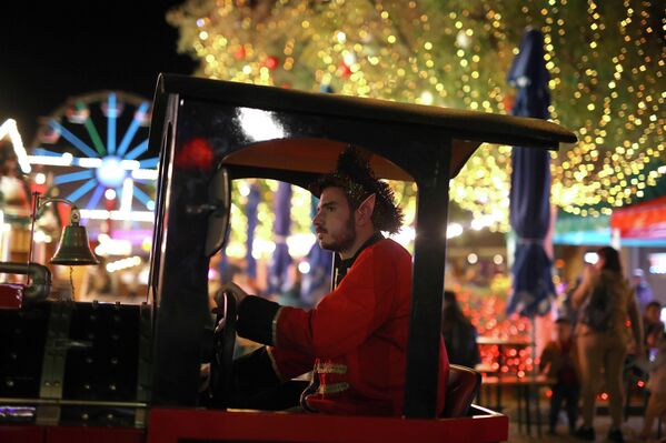 Машинист рождественского поезда в промышленном музее Технополис в греческих Афинах.