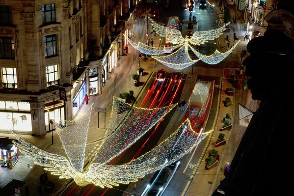 Рождественские ангелы на Риджент-стрит в Лондоне.