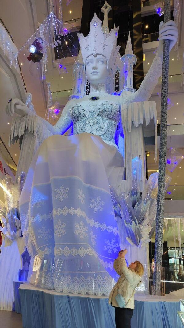 24-метровая фигура Снежной королевы в новогоднем оформлении одного из торговых центров Минска.
