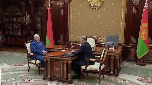 Прэзідэнт Беларусі Аляксандр Лукашэнка прымае з дакладам дзяржсакратара Савета бяспекі Аляксандра Вальфовіча - Sputnik Беларусь