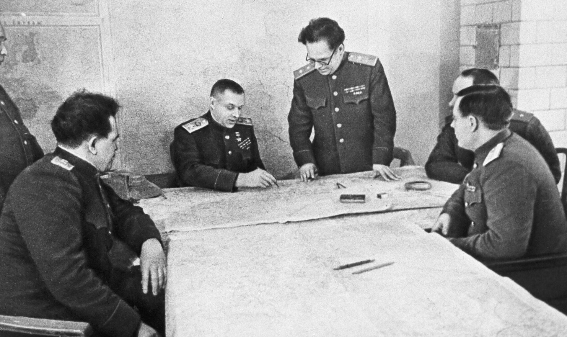 Константин Рокоссовский (второй слева) во время обсуждения операции Багратион - Sputnik Беларусь, 1920, 26.11.2025