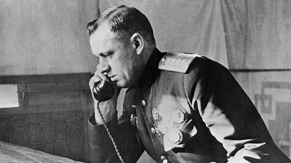 Канстанцін Ракасоўскі ля карты ў камандным пункце фронту - Sputnik Беларусь