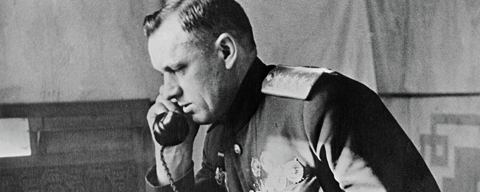 Канстанцін Ракасоўскі ля карты ў камандным пункце фронту - Sputnik Беларусь, 1920, 26.11.2025