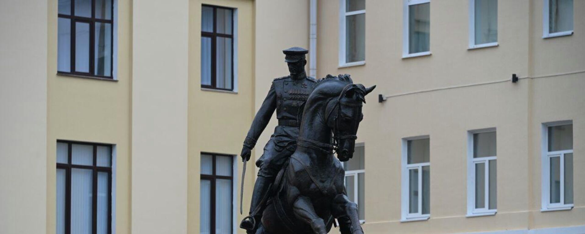 Помнік маршалу Ракасоўскаму адкрылі ў Гомелі - Sputnik Беларусь, 1920, 26.11.2025