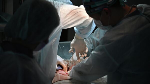 Врачи во время операции  - Sputnik Беларусь