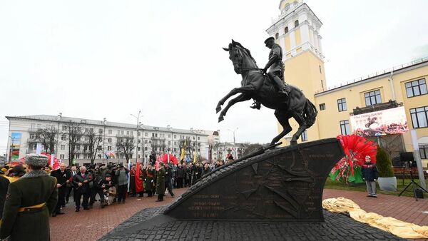 Помнік Ракасоўскаму ў Гомелі - Sputnik Беларусь