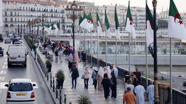 Прохожие на улицах Алжира - Sputnik Беларусь