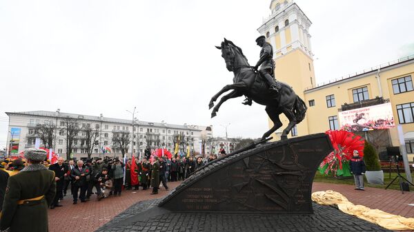 Как в Гомеле открывали памятник маршалу Рокоссовскому (видео) - Sputnik Беларусь