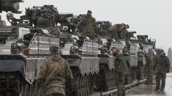 Немецкие военнослужащие готовятся к разгрузке БМП Marder - Sputnik Беларусь