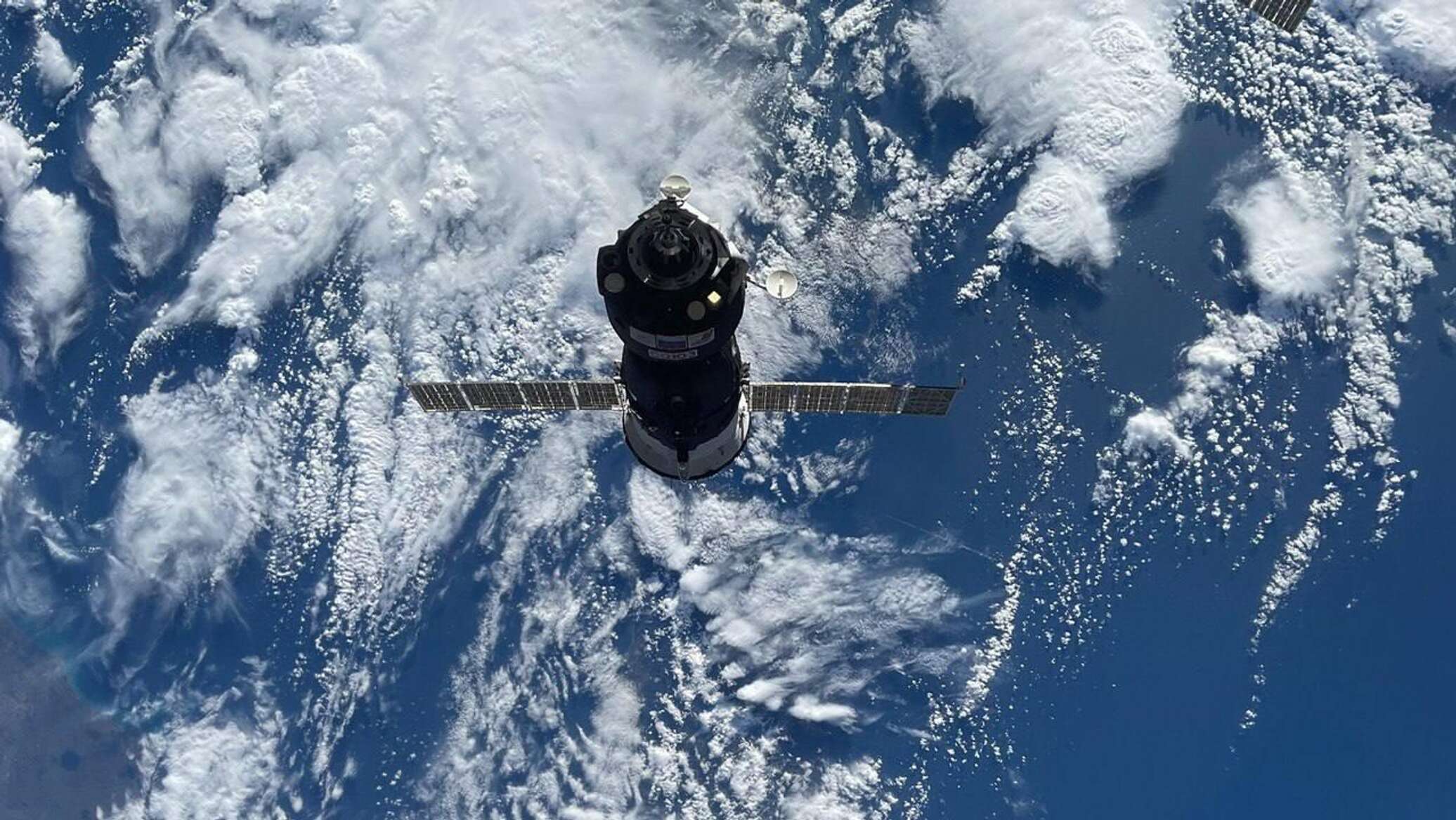 Детскими мечтами о космосе украсили корабль, который стартовал на МКС Детскими мечтами о космосе украсили корабль, который стартовал на МКС