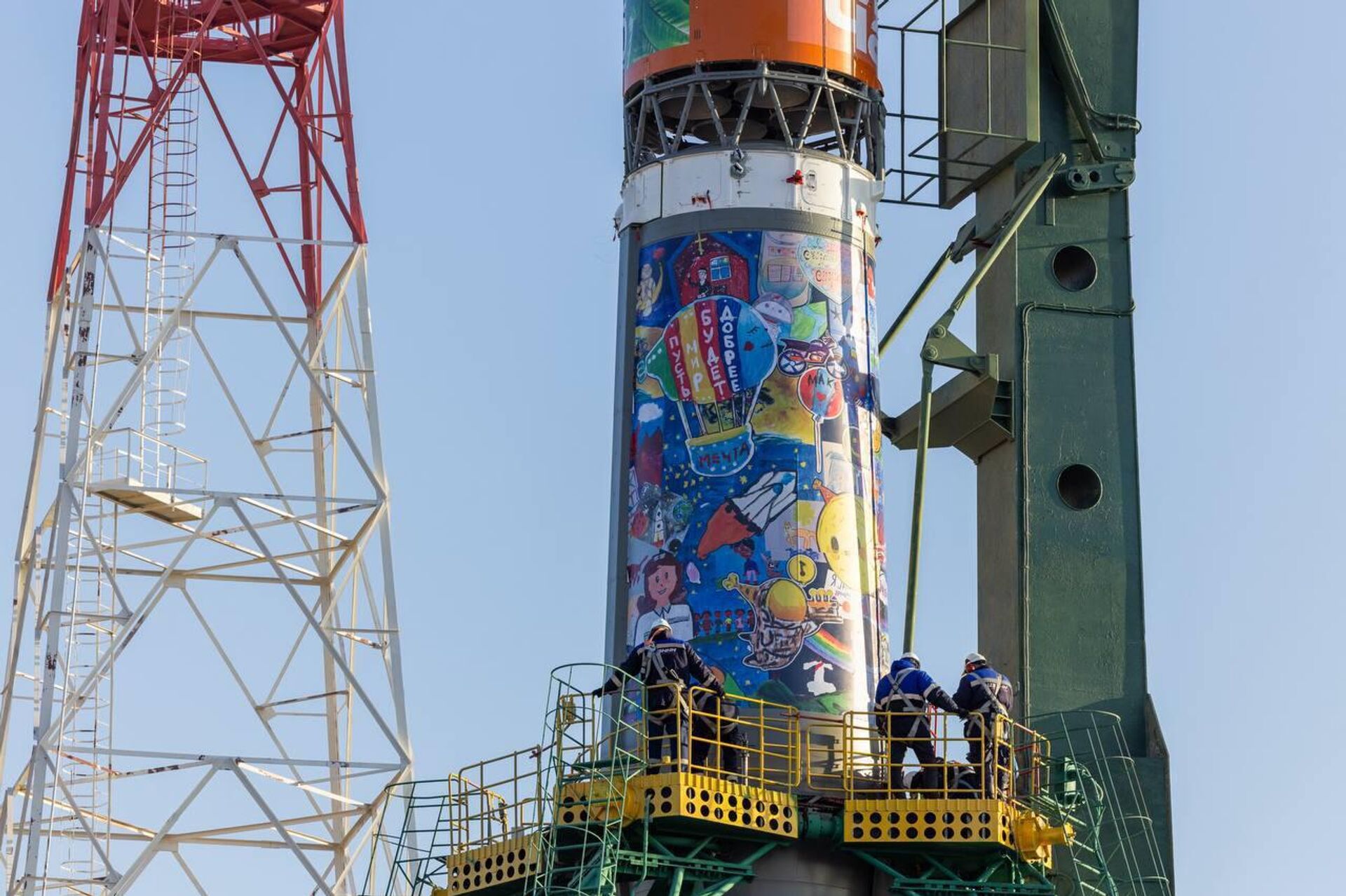 Ракету украсили детскими рисунками