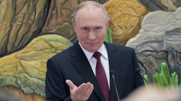 Президент РФ Владимир Путин во время подхода к представителям российских СМИ - Sputnik Беларусь