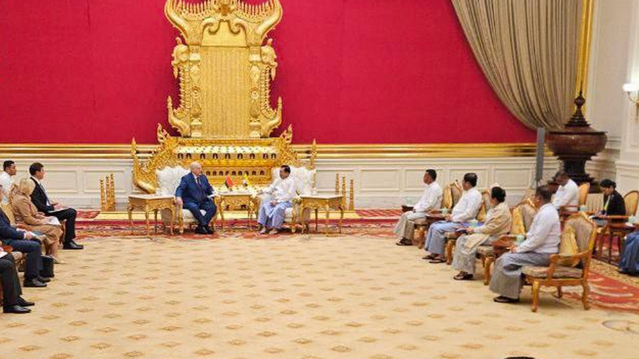 Лукашенко проводит официальную встречу с лидером Мьянмы