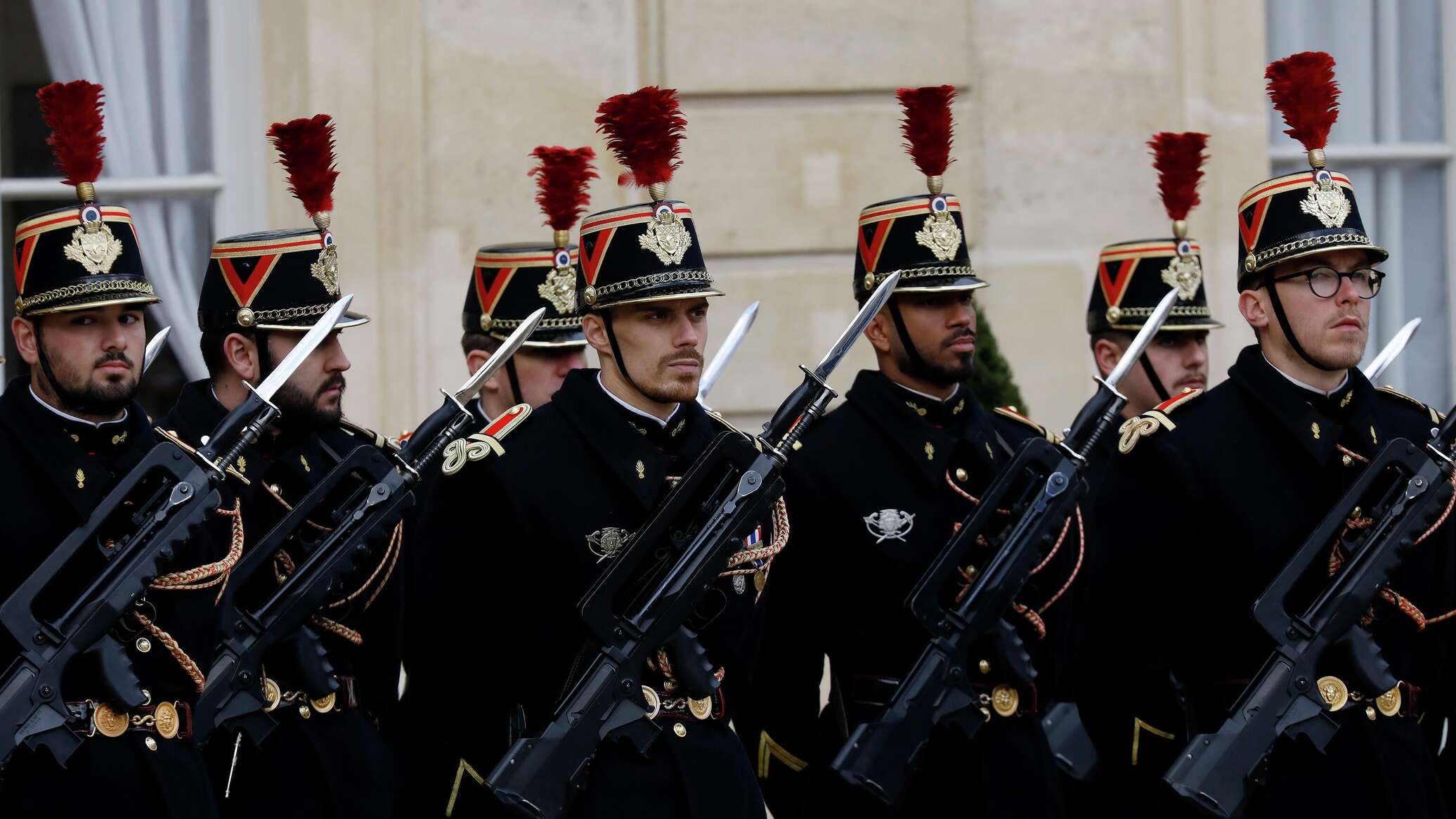 Макрон вводит добровольную военную службу во Франции
