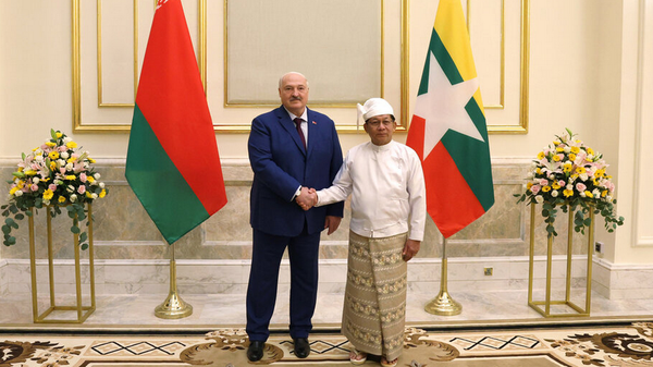 Прэзідэнт Беларусі Аляксандр Лукашэнка і выконваючы абавязкі прэзідэнта Рэспублікі Саюз М'янма, старшыня Камісіі нацыянальнай бяспекі і міру Мін Аун Хлайн - Sputnik Беларусь