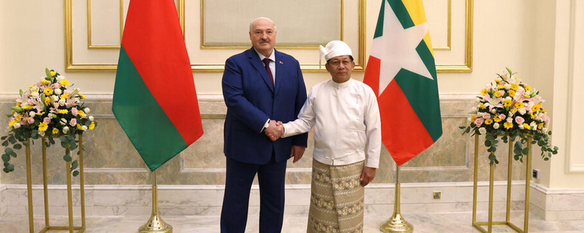 Прэзідэнт Беларусі Аляксандр Лукашэнка і выконваючы абавязкі прэзідэнта Рэспублікі Саюз М'янма, старшыня Камісіі нацыянальнай бяспекі і міру Мін Аун Хлайн - Sputnik Беларусь, 1920, 28.11.2025