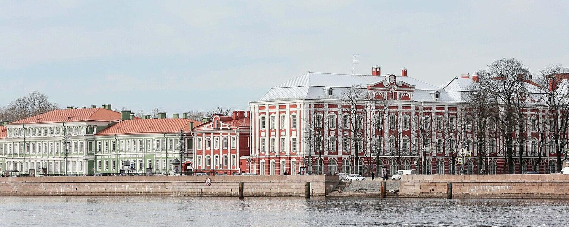 Фасад будынка Дванаццаці калегій (галоўны будынак Санкт-Пецярбургскага дзяржаўнага ўніверсітэта) - Sputnik Беларусь, 1920, 28.11.2025