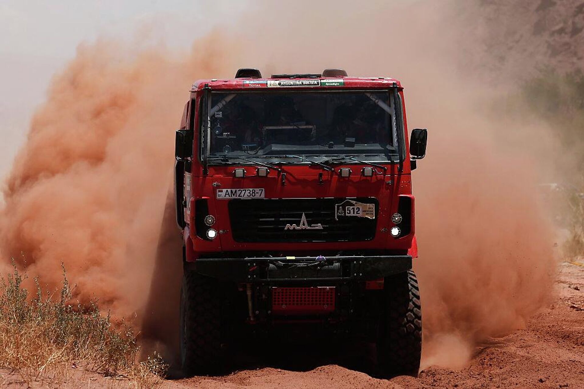 Экипаж МАЗ-СПОРТавто (Александр Василевский, Валерий Козловский и Антон Запорощенко) на восьмом этапе ралли Дакар-2016 в Аргентине.