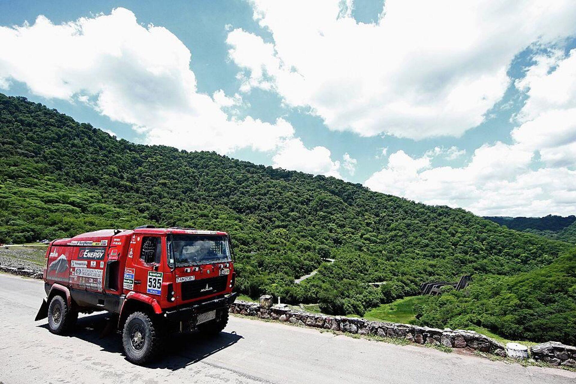 Александр Василевский, Валерий Козловский и Антон Запорощенко из команды МАЗ-СПОРТавто на 11-м этапе ралли Дакар-2015 недалеко от города Сан-Мигель-де-Тукуман в Аргентине.
