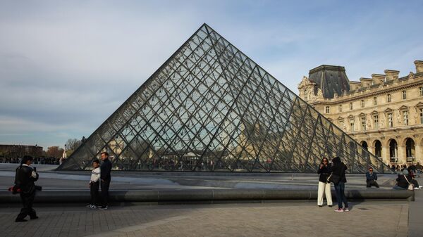 Лувр в Париже - Sputnik Беларусь