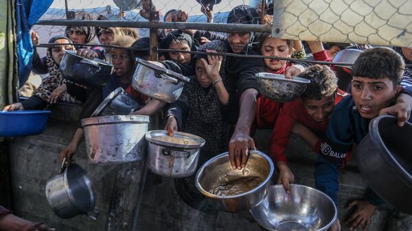 Палестинские дети получают еду от благотворительной организации - Sputnik Беларусь