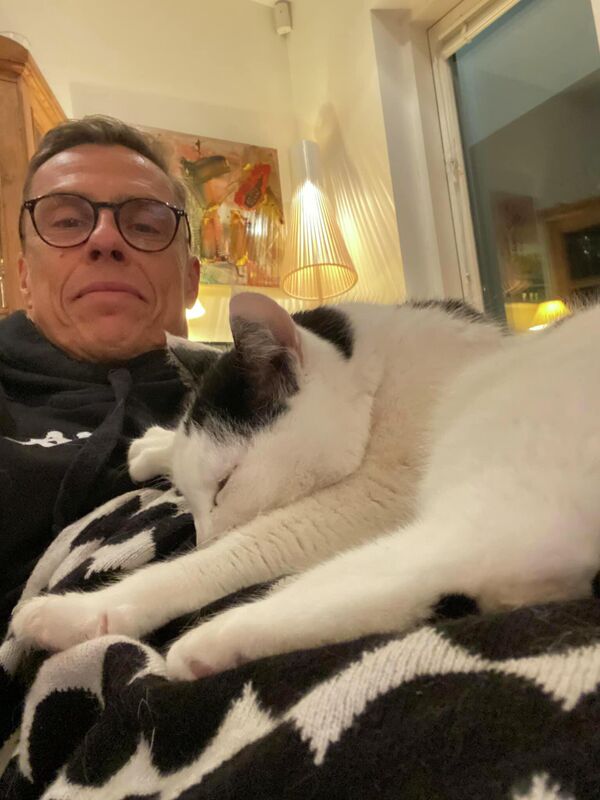 Президент Финляндии Александр Стубб со своей домашней любимицей.