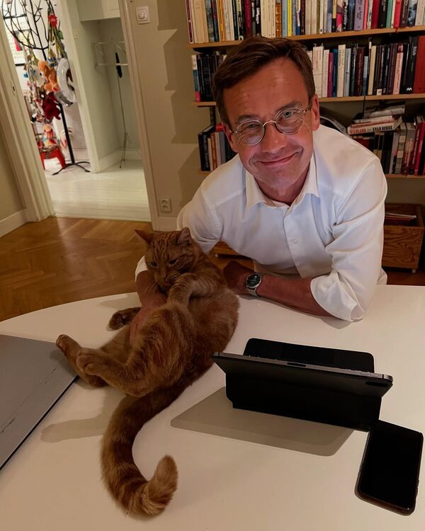 Премьер-министр Швеции Ульф Кристерссон с кошкой Кайенной.