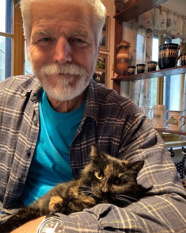 Президент Чехии Петр Павел с кошкой Микой.