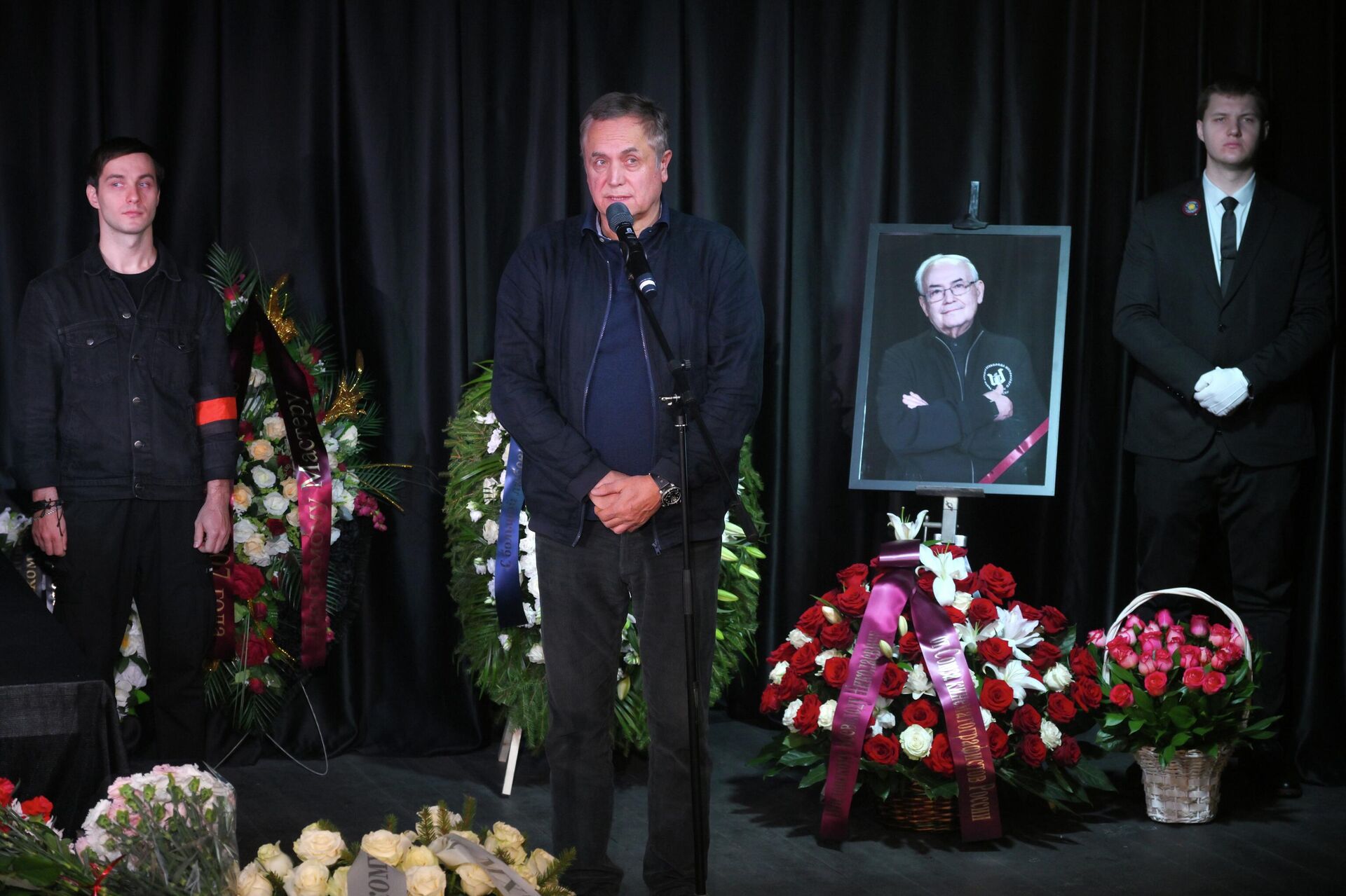 Актер Андрей Соколов (в центре) на церемонии прощания с народным артистом Всеволодом Шиловским - Sputnik Беларусь, 1920, 30.11.2025